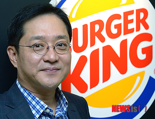 【서울=뉴시스】최한규 기자 = 서울 영등포구 여의도동 버거킹 본사에서 문영주 버거킹 코리아 대표가 본지와 인터뷰에 앞서 포즈를 취하고 있다. 2014.11.12&nbsp; chk@newsis.com 