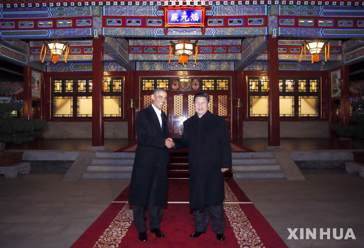 [베이징=신화/뉴시스] 시진핑 중국 국가주석이 2014년 11월 11일 베이징 중난하이의 지도부 경내에서 버락 오바마 당시 미국 대통령과 악수하는 모습. 2026.05.15