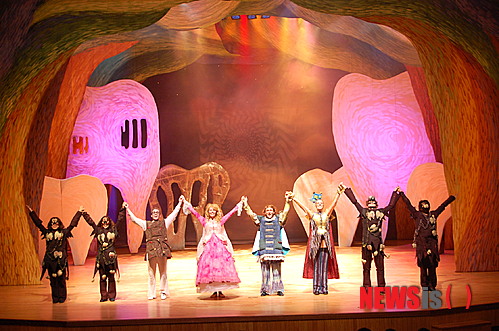 【뉴욕=뉴시스】노창현 특파원 = 극단 서울의 어린이 영어뮤지컬이 영국과 미국 등 영어권 국가에서 반향을 일으키고 있다. 지난해 뉴욕에서 큰 성공을 거둔 이정희 예술감독의 ‘춘향전’은 내년 앵콜 공연을 비롯, ‘흥부와 놀부’ ‘The Prince of Teeth’ 등 다른 작품들을 위한 공연을 협의하고 있다. 이정희 감독은 중앙대 연극과 졸업 직후인 1995년 극단을 창단했고 2005년부터 영국 미국 캐나다 인도 중국 일본 등지에서 정기 공연을 하고 있다. 사진은 ‘The Prince of Teeth’의 한 장면. 2014.11.12. <사진=극단 서울 제공>&nbsp; robin@newsis.com 