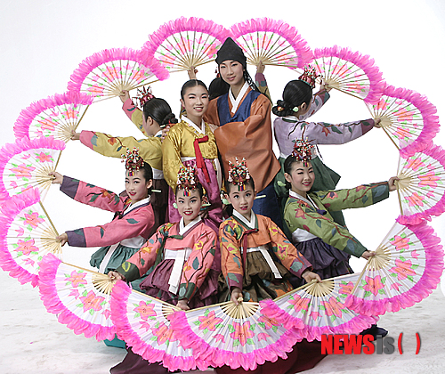 【뉴욕=뉴시스】노창현 특파원 = 극단 서울의 어린이 영어뮤지컬이 영국과 미국 등 영어권 국가에서 반향을 일으키고 있다. 지난해 뉴욕에서 큰 성공을 거둔 이정희 예술감독의 ‘춘향전’은 내년 앵콜 공연을 비롯, ‘흥부와 놀부’ ‘The Prince of Teeth’ 등 다른 작품들을 위한 공연을 협의하고 있다. 이정희 감독은 중앙대 연극과 졸업 직후인 1995년 극단을 창단했고 2005년부터 영국 미국 캐나다 인도 중국 일본 등지에서 정기 공연을 하고 있다. 사진은 춘향전의 한 장면. 2014.11.12. <사진=극단 서울 제공>&nbsp; robin@newsis.com 