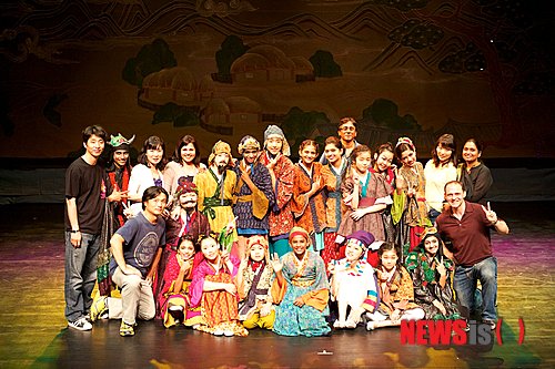 【뉴욕=뉴시스】노창현 특파원 = 극단 서울의 어린이 영어뮤지컬이 영국과 미국 등 영어권 국가에서 반향을 일으키고 있다. 지난해 뉴욕에서 큰 성공을 거둔 이정희 예술감독의 ‘춘향전’은 내년 앵콜 공연을 비롯, ‘흥부와 놀부’ ‘The Prince of Teeth’ 등 다른 작품들을 위한 공연을 협의하고 있다. 이정희 감독은 중앙대 연극과 졸업 직후인 1995년 극단을 창단했고 2005년부터 영국 미국 캐나다 인도 중국 일본 등지에서 정기 공연을 하고 있다. 사진은 ‘The Prince of Teeth’의 한 장면. 2014.11.12. <사진=극단 서울 제공>&nbsp; robin@newsis.com 