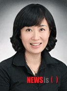 【뉴욕=뉴시스】노창현 특파원 = 극단 서울의 어린이 영어뮤지컬이 영국과 미국 등 영어권 국가에서 반향을 일으키고 있다. 지난해 뉴욕에서 큰 성공을 거둔 이정희 예술감독의 ‘춘향전’은 내년 앵콜 공연을 비롯, ‘흥부와 놀부’ ‘The Prince of Teeth’ 등 다른 작품들을 위한 공연을 협의하고 있다. 이정희 감독(사진)은 중앙대 연극과 졸업 직후인 1995년 극단을 창단했고 2005년부터 영국 미국 캐나다 인도 중국 일본 등지에서 정기 공연을 하고 있다. 2014.11.12. <사진=극단 서울 제공>&nbsp; robin@newsis.com 