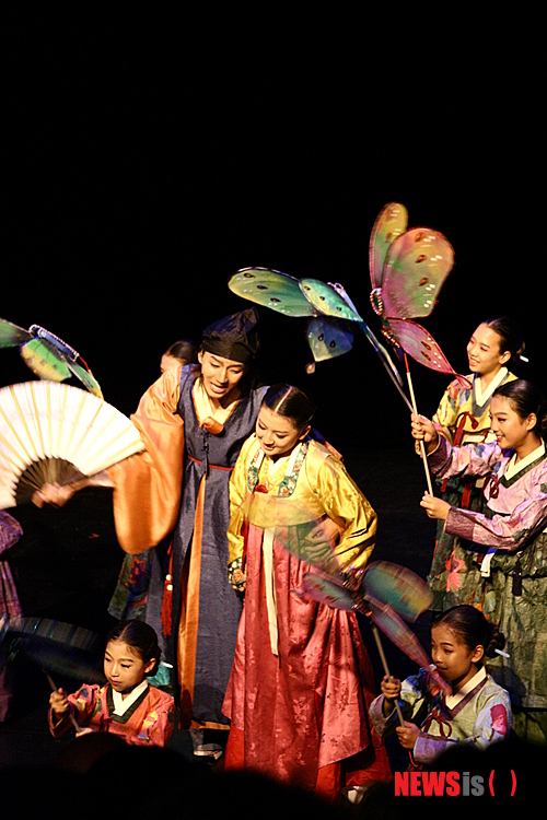 【뉴욕=뉴시스】노창현 특파원 = 극단 서울의 어린이 영어뮤지컬이 영국과 미국 등 영어권 국가에서 반향을 일으키고 있다. 지난해 뉴욕에서 큰 성공을 거둔 이정희 예술감독의 ‘춘향전’은 내년 앵콜 공연을 비롯, ‘흥부와 놀부’ ‘The Prince of Teeth’ 등 다른 작품들을 위한 공연을 협의하고 있다. 이정희 감독은 중앙대 연극과 졸업 직후인 1995년 극단을 창단했고 2005년부터 영국 미국 캐나다 인도 중국 일본 등지에서 정기 공연을 하고 있다. 사진은 ‘춘향전’의 한 장면. 2014.11.12. <사진=극단 서울 제공>&nbsp; robin@newsis.com 
