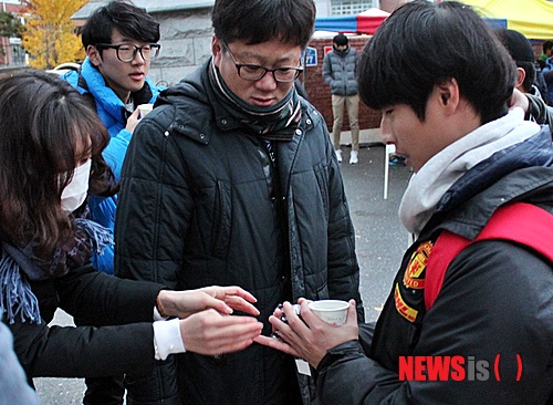 【군산=뉴시스】고석중 기자 = 13일 2015학년도 대학수학능력시험 전라북도교육청 군산지구(68) 제 1시험장인 군산고등학교 정문앞에서 수험생들의 선전을 기원하는 손길이 분주하다. 2014. 11. 13&nbsp; k9900@newsis.com