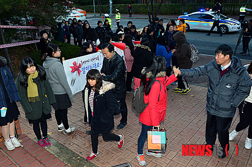 【서울=뉴시스】강진형 기자 = 2015학년도 대학수학능력시험일인 13일 오전 서울 마포구 상암고등학교에서 수험생들이 시험장으로 들어서고 있다. 2014.11.13. marrymero@newsis.com