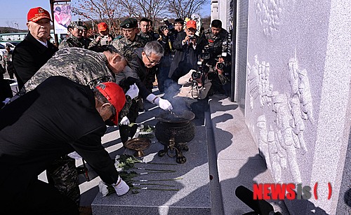 【파주=뉴시스】김인철 기자 = 13일 경기도 파주 임진각 평화누리광장에서 열린 장단·사천강 전투 전승행사에서 이영주 해병대사령관과 이재홍 파주시장 등 주요내빈들이 전승기념비에 분향을 하고 있다. 2014.11.13.&nbsp; yatoya@newsis.com