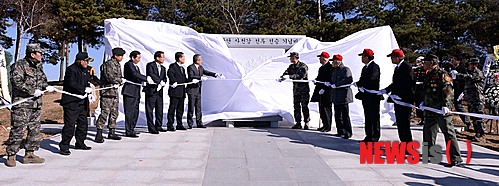 【파주=뉴시스】김인철 기자 = 13일 경기도 파주 임진각 평화누리광장에서 열린 장단·사천강 전투 전승행사에서 이영주(오른쪽 여섯번째) 해병대 사령관을 비롯한 주요내빈들이 전승기념비 제막식을 하고 있다. 2014.11.13.&nbsp; yatoya@newsis.com