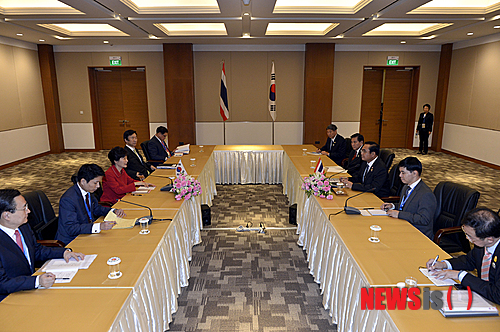 【네피도(미얀마)=뉴시스】김영욱 기자 = 박근혜 대통령이 13일 오전(현지시각) 미얀마 네피도 미얀마 국제회의센터(MICC)에서 열린 ASEAN+3·EAS 정상회의에 참석, 쁘라윳 짠오차 태국 총리와 한-태국 정상회담을 하고 있다. 2014.11.13.&nbsp; mirage@newsis.com