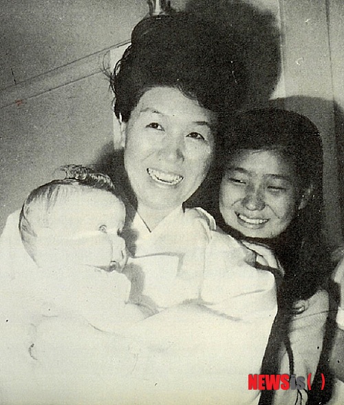 【서울=뉴시스】육영수 여사와 박근혜양이 카리테인 산부인과에 왔다.