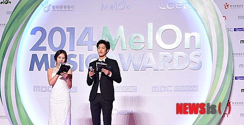 【서울=뉴시스】고승민 기자 = 13일 저녁 서울 올림픽공원 체조경기장에서 열린 2014 멜론 뮤직어워드에서 포토타임 사회를 맡은 방송인 박은지와 크로스진의 타쿠야가 인사말을 하고 있다. 2014.11.13.&nbsp; kkssmm99@newsis.com