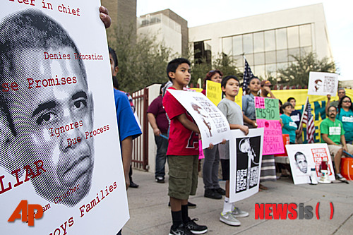 【피닉스=AP/뉴시스】미국 시민단체 푸엔테(Puente) 소속 회원들과 이들의 자녀들이 13일(현지시간) 애리조나주(州) 피닉스에 있는 이민국 건물 밖에서 추방에 직면한 친구들, 그 가족들과 함께 미등록 이민자들을 위한 조치를 요구하는 집회에 참여하고 있다. 2014.11.14