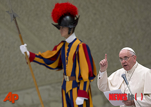 【바티칸시티=AP/뉴시스】지난달 15일 자료사진으로 교황 프란치스코가 바티칸 폴 6세 홀에서 천주교의료협회 회원들과 만난 자리에서 설교하고 있다. 교황과 바티칸을 지키는 스위스 근위대장이 지나치게 권위적이라는 이유로 해임됐다고 BBC가 3일(현지시간) 교황청 기관지 오세르바토레 로마노를 인용, 보도했다. 2014.12.04 