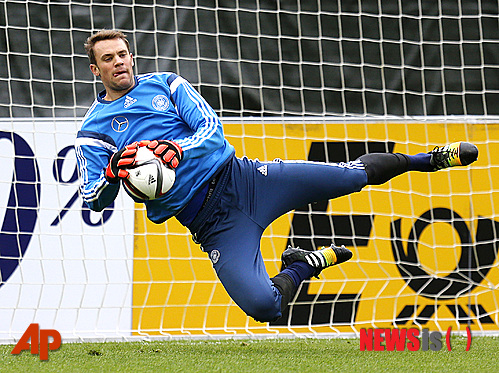 【프랑크푸르트(독일))=AP/뉴시스】독일의 수문장 마누엘 노이어(바이에른 뮌헨)가 지난 10월7일 독일 프랑크푸트르에 위치한 훈련장에서 몸을 날려 슈팅을 막고 있다.2014.11.18.