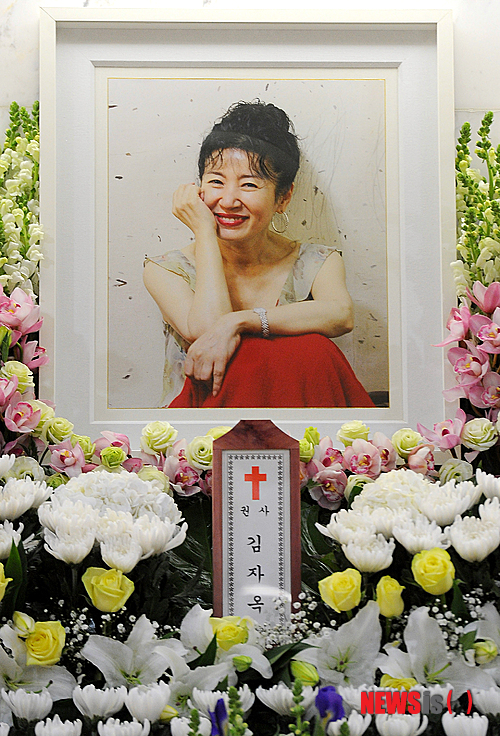 【서울=뉴시스】사진공동취재단 = 폐암에 따른 합병증으로 운명을 달리한 배우 故 김자옥의 빈소가 16일 오후 서울 서초구 반포동 서울성모병원 장례식장에 마련됐다. 2014.11.16. photo@newsis.com 