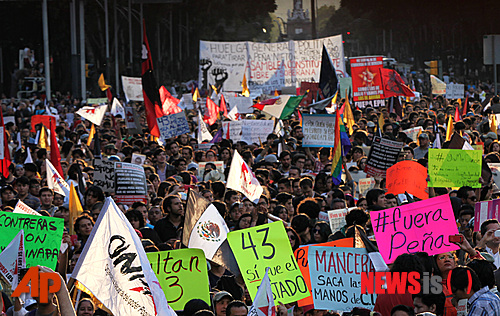 [게레로(멕시코)=AP/뉴시스]2014년 11월16일 멕시코 게레로주에서 실종된 대학생들에 대한 진상 규명을 촉구하는 시위가 벌어지고 있다. 멕시코 남부에서 2014년 한 시골 교육대학 학생 43명이 실종된 지 10년여 만에 당시 이 사건과 관련한 증거를 누락시킨 혐의로 현재 은퇴한 람베르티나 갈레아나 마린 판사(79)가 체포됐다고 CNN이 16일(현지시각) 보도했다. 이에 따라 조사가 새로 시작돼 오랜 상처를 다시 드러내면서 증거 삭제 실상이 드러날 지 관심을 모으고 있다. 2025.05.17.