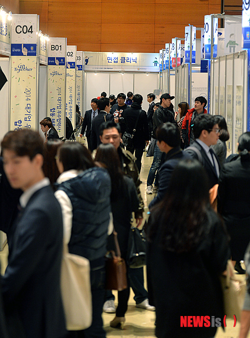 【서울=뉴시스】강진형 기자 = 17일 오전 서울 강남구 코엑스 D홀에서 열린 ‘2014 대기업 우수협력사 합동 채용박람회’에 참가한 구직자들이 채용 기업 부스를 방문 하고 있다. 2014.11.17.&nbsp; marrymero@newsis.com