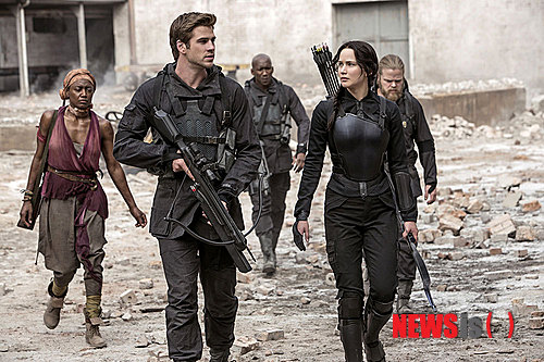 【서울=뉴시스】김태은 문화전문기자 = 2008년 시리즈 첫 권이 나온 이래 미국에서만 6500만부가 팔린 수전 콜린스(52)의 소설 ‘헝거게임’은 2012년 영화 ‘헝거게임: 판엠의 불꽃’, 2013년 ‘헝거게임: 캣칭 파이어’로 각국에서 크게 히트했다. 그 세 번째 이야기가 20일 개봉하는 ‘헝거게임: 모킹제이’다.&nbsp; tekim@newsis.com