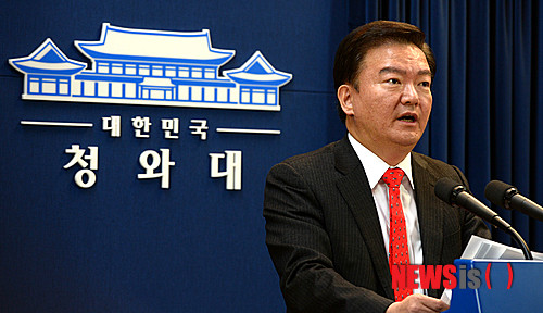 【서울=뉴시스】박주성 기자 = 민경욱 청와대 대변인이 18일 오전 청와대 춘추관에서 국민안전처 장관 등 정무직 인사를 발표하고 있다. 2014.11.18.&nbsp;&nbsp;&nbsp; park7691@newsis.com 