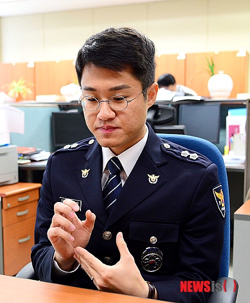 【전주=뉴시스】윤난슬 기자 = 18일 오전 전북 전주시 효자동 전북경찰청에서 변호사 자격증 소지 경찰 특채자인 신종원(32)씨가 뉴시스와 인터뷰를 하고 있다. 2014.11.18.&nbsp; yns4656@newsis.com