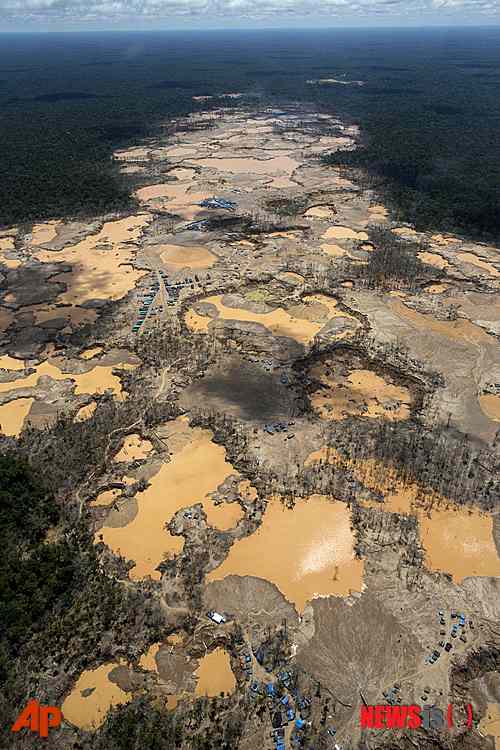 [라팜파=AP/뉴시스] 페루 마드레 데디오스 라팜파에 불법 금광. 자료사진. 2025.01.02