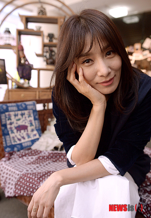 【서울=뉴시스】박주성 기자 = 영화 ‘봄’(감독 조근현?제작 스튜디오 후크)에 출연한 배우 김서형이 삼청동 한 겔러리에서 뉴시스와 인터뷰 전 포즈를 취하고 있다.&nbsp;&nbsp; '봄'은 삶의 의미를 잃어버린 최고의 조각가 준구와 끝까지 삶의 의지를 찾아주려던 그의 아내 정숙(김서형), 가난과 폭력 아래 삶의 희망을 놓았다가 누드 모델 제의를 받는 민경(이유영), 이 세 사람에게 찾아온 삶의 가장 아름다운 순간에 관한 이야기로 20일 개봉예정이다. 2014.11.19.&nbsp; park7691@newsis.com 