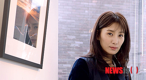 【서울=뉴시스】박주성 기자 = 영화 ‘봄’(감독 조근현?제작 스튜디오 후크)에 출연한 배우 김서형이 삼청동 한 겔러리에서 뉴시스와 인터뷰 전 포즈를 취하고 있다.&nbsp;&nbsp; '봄'은 삶의 의미를 잃어버린 최고의 조각가 준구와 끝까지 삶의 의지를 찾아주려던 그의 아내 정숙(김서형), 가난과 폭력 아래 삶의 희망을 놓았다가 누드 모델 제의를 받는 민경(이유영), 이 세 사람에게 찾아온 삶의 가장 아름다운 순간에 관한 이야기로 20일 개봉예정이다. 2014.11.19.&nbsp; park7691@newsis.com 