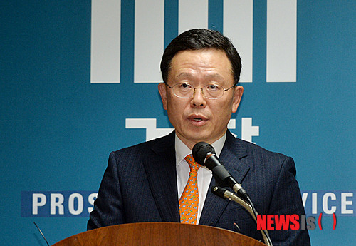 【광주=뉴시스】배동민 기자 = 이두식 광주지검 차장검사가 19일 지검 5층 회의실에서 400억원대 최대 규모 '보이스피싱' 조직 적발 결과를 발표하고 있다. 광주지검 형사2부(부장검사 윤대진)는 이날 전직 경찰을 포함한 보이스피싱 조직을 적발, 26명을 구속기소했다. 2014.11.19 guggy@newsis.com