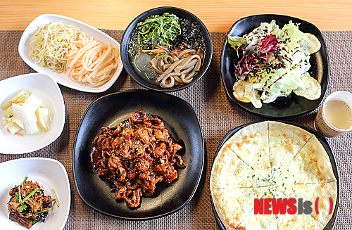 【서울=뉴시스】서울 구로구 디지털로 육봉달(www.6bongdal.co.kr)이 추운 겨울을 맞아 점심 메뉴로 ‘불 주꾸미 정식’을 선보였다. 02-830-0088 (사진 제공=육봉달)