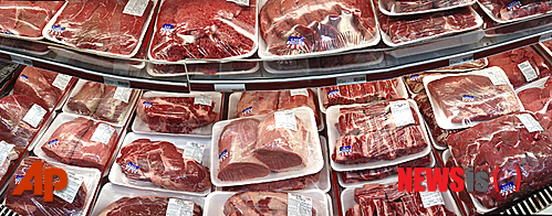 일본이 오랜기간 지속해온 미국산 소고기 수입제한을 풀고 시장을 개방하기로 했다. 미 농무부는 17일(현지시간) 일본이 미국산 소의 연령에 관계없이 소고기를 수입하기로 미국과 합의했다고 발표했다. < AP자료사진 >