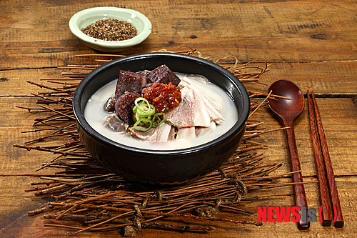 【서울=뉴시스】서울 숭인동 313-14 1층 ‘계경순대국’의 ‘순댓국’.