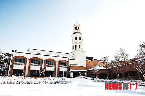 【서울=뉴시스】서울 발산동 메이필드 호텔은 내년 2월13일까지 ‘스노우맨 패키지’를 진행한다. 사진은 한겨울 눈쌓인 호텔 본관 전경.(사진 제공=메이필드 호텔)