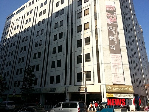 【과천=뉴시스】이승호 기자 = 경기 과천시의 유일한 종합쇼핑몰로 시민과 23년을 함께 한 뉴코아아울렛 과천점이 지난 16일자로 영업을 종료했다. 뉴코아 과천점은 별양동 한 상가 지하 5층~지상 6층을 임대해 1992년 9월 오픈했다.  jayoo2000@newsis.com 