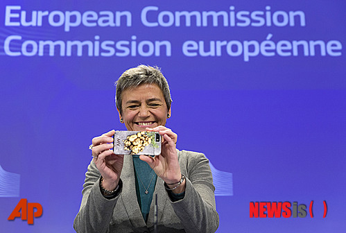 【AP/뉴시스】2014년 11월 자료 사진으로, 마르그레테 베스테이저 유럽연합(EU) 반독점 경쟁 분과위원장이 기자회견에 앞서 자신의 휴대폰으로 사진을 찍고 있다. 19일 반독점 커미셔너는 유럽 트럭 제조사들에 3조원이 넘는 카르텔 벌금을 부과했다. 2016. 7. 19.