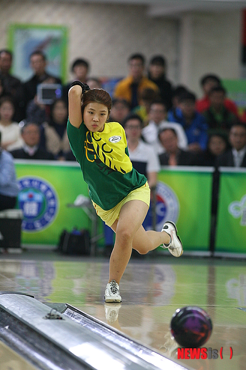 【서울=뉴시스】송시라(대전광역시청)가 22일 대전월드컵볼링경기장에서 열린 '2014 이츠대전(It's Daejeon) 국제오픈 볼링대회' 오픈부 결승전에서 최태승(부산광역시청)을 231-205로 꺾고 우승을 차지했다.(사진제공 = 한국프로볼링협회).2014,11.22.