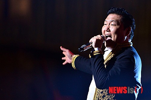 【서울=뉴시스】고승민 기자 = 가수 싸이가 22일 오후 서울 잠실실내체육관에서 열린 '함께해요! GS&POINT, GS&콘서트 2014'에서 열창하고 있다. 2014.11.22.&nbsp; kkssmm99@newsis.com