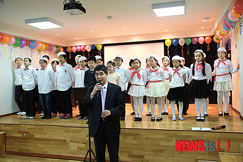 【뉴욕=뉴시스】노창현 특파원 = 해외 한국학교중 손꼽히는 국제학교로 평가받는 모스크바한국학교(교장 이희권)에서 22일 모코스 축제한마당이 열렸다. 행사엔 김흥수 주러 대사관 총영사, 김원일 민주평통 모스크바협의회장, 러시아 1273학교 미하일 알렉산드로비치 교장, 34학교 알카디 사바라스끼 교사 및 학생, 학부모 등 250여명이 함께 했다. 공연은 부채춤과 탈춤은 물론, 러시아 민속춤, 발레, 깃발춤 등이 다채롭게 펼쳐졌다. 또한 학년별 교육 활동 및 영어, 러시아어를 활용하여 만든 작품과 시화 등이 전시돼 눈길을 끌었다. 이희권교장이 인사말을 하고 있다. 2014.11.23. <사진=모스크바뉴스/Newsroh.com 제공> robin@newsis.com