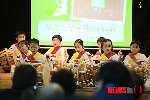 【뉴욕=뉴시스】노창현 특파원 = 해외 한국학교중 손꼽히는 국제학교로 평가받는 모스크바한국학교(교장 이희권)에서 22일 모코스 축제한마당이 열렸다. 행사엔 김흥수 주러 대사관 총영사, 김원일 민주평통 모스크바협의회장, 러시아 1273학교 미하일 알렉산드로비치 교장, 34학교 알카디 사바라스끼 교사 및 학생, 학부모 등 250여명이 함께 했다. 공연은 부채춤과 탈춤은 물론, 러시아 민속춤, 발레, 깃발춤 등이 다채롭게 펼쳐졌다. 또한 학년별 교육 활동 및 영어, 러시아어를 활용하여 만든 작품과 시화 등이 전시돼 눈길을 끌었다. 2014.11.23. <사진=모스크바뉴스/Newsroh.com 제공> robin@newsis.com