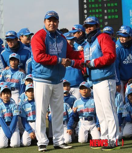 【서울=뉴시스헬스/뉴시스】 2013년 열린 '희망더하기 자선야구대회'에서 양신팀 양준혁 감독과 종범신팀 이종범 감독이 악수를 나누는 모습. (사진=양준혁야구재단 제공)