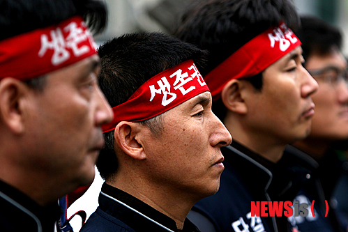 【강릉=뉴시스】김경목 기자 = 24일 오후 한전산업개발㈜ 영동지회 노동자들이 강원 강릉시 한국남동발전㈜ 영동화력발전처 본관 앞에서 생존권 투쟁을 하고 있다. 노동자들은 남동발전이 올해부터 협력업체 선정 방식을 수의계약에서 제한경쟁입찰로 바꾸면서 일자리를 잃게 되거나 다른 지역 발전소 사업장으로 직장을 옮겨야 하는 어려움에 처했다. 2014.11.24.&nbsp;&nbsp; photo31@newsis.com
