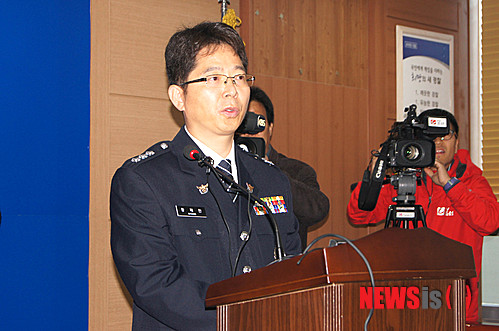 【천안=뉴시스】김효원 기자 = 충남 천안동남경찰서 황재현 경정이 25일 오전 브리핑을 열고 천안시 신부동 소재 경부고속도로 하행선 335.9㎞ 지점에서 교통사고를 위장해 사망 시 약 95억원의 보험금을 탈 목적으로 임신7개월인 아내를 살해한 A(45)씨를 살인혐의로 붙잡아 조사 중이라고 밝히고 있다. 2014.11.25.&nbsp; khw0720@newsis.com