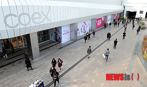 【서울=뉴시스】박영태 기자 = 새 단장을 끝낸 코엑스몰이 단일 층 기준 세계 최대 면적의 쇼핑몰로 27일 재개장하는 가운데 관계자와 시민들이 26일 오후 개장을 앞둔 코엑스몰을 둘러보고 있다. 지하2층부터 1층까지의 연면적은 15만4천㎡로 2000년 개관했던 기존 몰보다 2만2천㎡ 증가했다. 지하 1층(약 14만4천㎡)은 단일 층 기준으로 세계 각국 쇼핑몰 가운데 최대 규모다. 2014.11.26.&nbsp;&nbsp;&nbsp; since1999@newsis.com 