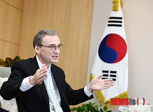 【아산=뉴시스】이종익 기자 = 입체(3D)설계 분야 세계 최고 기업인 프랑스 다쏘시스템(Dassault Systems)의 티에리 꼴레(Thierry Collet) 부사장이 26일 오후 선문대학교에서 '3D Experience Studio'개관식에 앞서 뉴시스와 3D기술의 세계적 전망과 관련한 인터뷰를 하고 있다. 2014.11.26.&nbsp; 007news@newsis.com