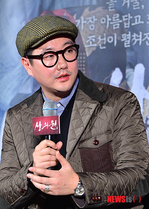 [서울=뉴시스]고승민 기자 = 지난 2014년 11월26일 오후 서울 메가박스 동대문에서 열린 영화 '상의원' 제작 쇼케이스에서 이원석 감독이 사회자 질문에 답하고 있다. 2014.11.26. kkssmm99@newsis.com