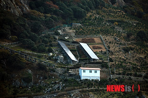 【통영=뉴시스】신정철 기자 = 경남 통영시청에서 직선거리로 35㎞ 거리인 통영시 욕지면 동항리 국도에 고효율의 태양광발전시스템이 26일 준공됐다. 민족종교 청우일신회 소유의 섬으로 400여명의 사람들이 기거하고 있는 국도 태양광시설 전경모습이다.2014.11.27.(사진=통영시 제공)&nbsp;&nbsp; photo@newsis.com&nbsp; 