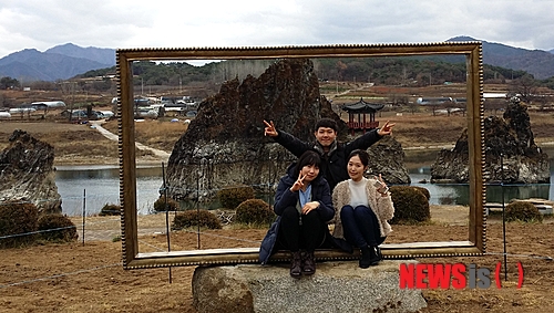 【단양=뉴시스】이성기 기자 = 27일 오전 충북 단양의 대표 명승지인 도담삼봉을 찾은 관광객이 대형 액자 조형물에서 사진을 찍고 있다.2014.11.27(사진=단양군 제공)&nbsp;&nbsp; sklee@newsis.com 