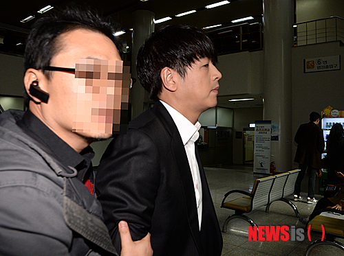 【서울=뉴시스】조수정 기자 = 배우 류시원이 아내 A씨를 폭행 및 협박한 혐의에 대한 재판 과정에서 위증을 했다는 혐의로 A씨를 고소, 27일 오후 공판기일 출석을 위해 서울 서초동 중앙지방법원으로 들어서고 있다. 2014.11.27. chocrystal@newsis.com