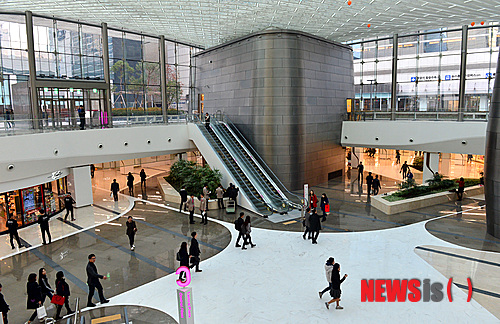 【서울=뉴시스】조종원 기자 = 27일 오후 지난해 4월부터 진행한 리모델링 작업을 마치고 재개장한 서울 강남구 코엑스에서 시민들이 바뀐 내부를 구경하고 있다. 2014.11.27.&nbsp; choswat@newsis.com