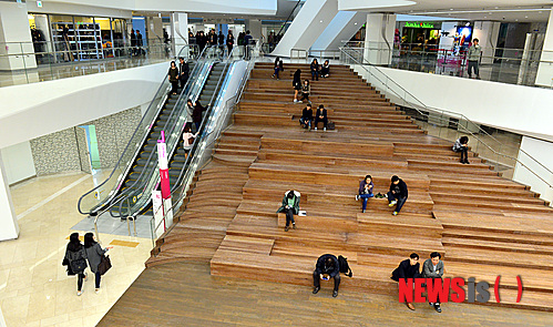 【서울=뉴시스】조종원 기자 = 27일 오후 지난해 4월부터 진행한 리모델링 작업을 마치고 재개장한 서울 강남구 코엑스에서 시민들이 바뀐 내부를 구경하고 있다. 2014.11.27.&nbsp; choswat@newsis.com