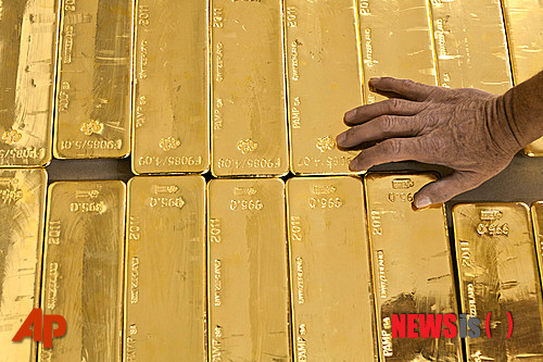 [취리히(스위스)=AP/뉴시스]스위스 취리히 칸톤은행(ZKB)이 보유 중인 금괴의 모습. 세계금협회(WGC)가 최근 2026년 초부터 런던에서 공유 금 이익(PGI)의 시범 운영 계획을 발표했다. 이는 금의 분할 소유와 실시간 결제를 허용, 세계에서 가장 오래 된 안전자산 중 하나인 금을 디지털 시대로 더 나아가게 한다는 계획이다. 2025.09.06