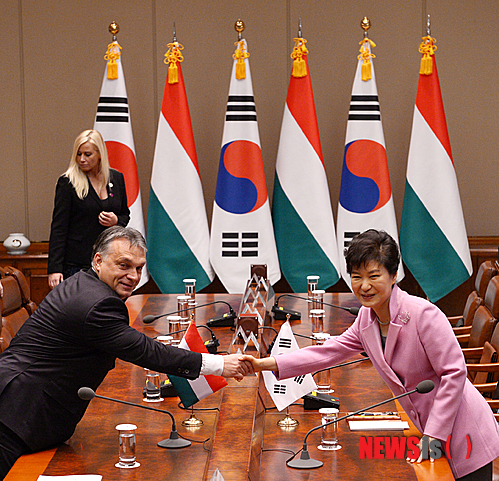 【서울=뉴시스】박주성 기자 = 박근혜 대통령이 28일 오전 청와대에서 빅토르 오르반 헝가리 총리와 확대 정상회담 전 인사를 나누고 있다. 2014.11.28. park7691@newsis.com